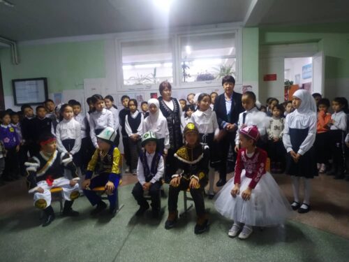 В СОШ#3 прошло мероприятие посвященное дню "Эпоса Манама" Целью мероприятия явилась пропаганда дня эпоса "Манас", прославление эпического произведения как культурного и духовного наследия кыргызского народа.