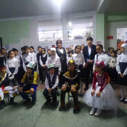 В СОШ#3 прошло мероприятие посвященное дню "Эпоса Манама" Целью мероприятия явилась пропаганда дня эпоса "Манас", прославление эпического произведения как культурного и духовного наследия кыргызского народа.