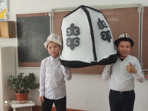 В школе отметили два праздника КР- День флага( отмечаетя 3 марта), и День Ак калпака( отмечается 5 марта).