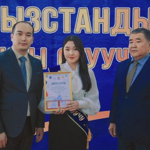 Кутубекова Толгонай, ученица 10 класса СОШ 3 имени Эрлана Турсунбаева была награждена медалью,дипломом и получила звание "Лучший ученик Кыргызстана 2023"