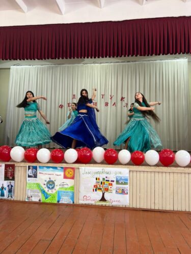 В школе прошел фестиваль посвященный  Международному дню родного языка.